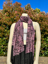 Load image into Gallery viewer, Reversible Pink and Black Pashmina Shawl
