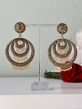 Load image into Gallery viewer, Gold Circle Dangly Earrings
