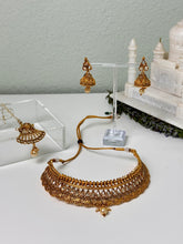 Load image into Gallery viewer, Gold Kundan Choker Necklace Set w/Tika
